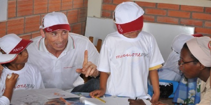 5 Raniero Zuccaro con i bambini peruviani