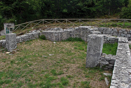 Vastogirardi Podio di Tempio italico con i resti absidati di chiesa altomedievale